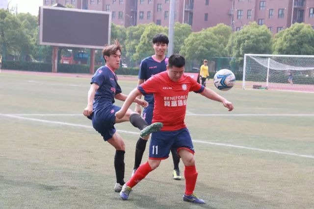 大S五十岁忌日，亲友们穿粉色悼念，氛围低调却感人